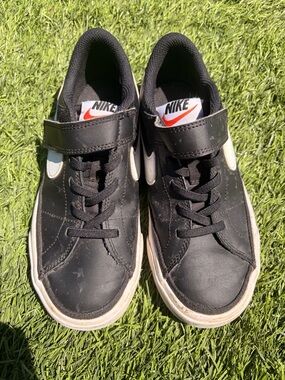 Nike Kids Black and White Velcro Low-Top Sneakers